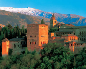 Alhambra vor schneebedeckten Bergen