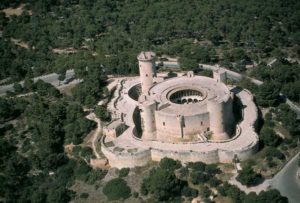 Blick auf das kreisrunde Castell de Bellver bei Palma de Mallorca