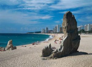 Der feine Sandstrand in Playa de Aro zieht viele Urlauber an