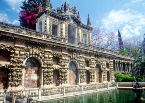 Die Gärten der Reales alcázares vereinen barocke und maurische Baukunst