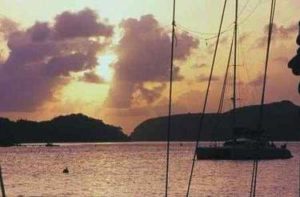 Ausflüge zu kleinen, unbewohnten Eilanden stehen bei vielen Touristen auf dem Programm