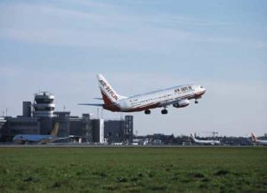 Startendes Flugzeug am Flughafen Düsseldorf