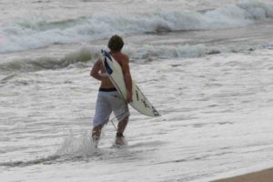 Surfer am Strand von Hawaii