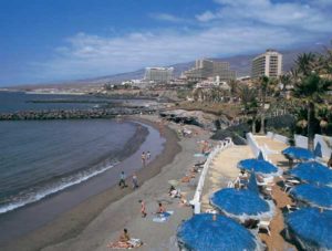 Ein Teil der Playa de las Americas liegt in Adeje