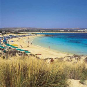 Der feine Sandstrand von Agia Napa lädt zum Baden ein