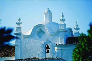 Weißgetünchte Kirche in Albufeira