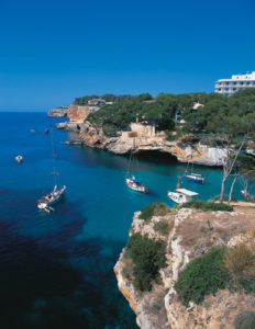 Die Cala Santanyí ist ein beliebter Ankerplatz für Segelyachten