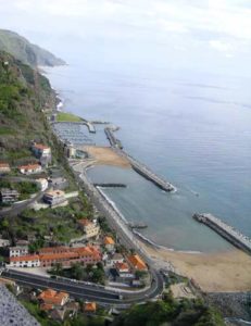 Das Meerwasserbecken in Calheta auf Madeira
