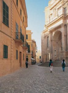 Die Plaza Catedral in der Altstadt von Ciutadella auf Menorca