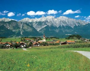 Typisches Bergdorf in Tirol