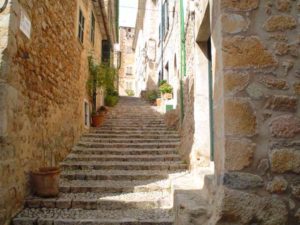 Ein typischer Treppenaufgang in Fornalutx, einem der schönsten Dörfer Spaniens