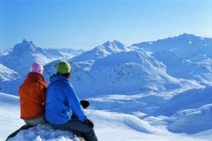 Winterlandschaft und verschneite Berge in Tirol