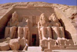 Vier gewaltige Statuen verzieren den großen Tempel von Abu Simbel