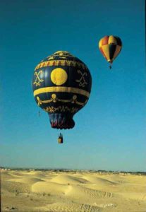 Eine Ballonfahrt über der Sahara bietet atemberaubende Ausblicke