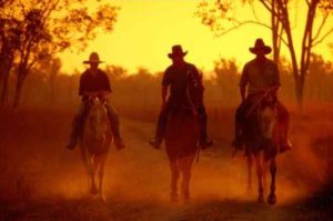 Romatik pur - Cowboys reiten im Sonnenuntergang Australiens