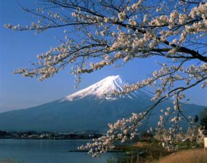 Der Fujisan, ein Vulkan ist Japans höchster Berg.