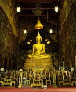 Die Statue Phra Buddha Shakyamuni im Tempel Wat Suthat