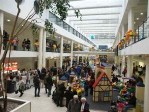Einkaufsmöglichkeiten im Terminal des Flughafens Bremen