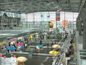 Abflugebene Flughafen Dresden Check-In am Flughafen Dresden