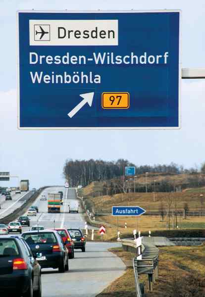 Autobahnabfahrt zum Flughafen Dresden