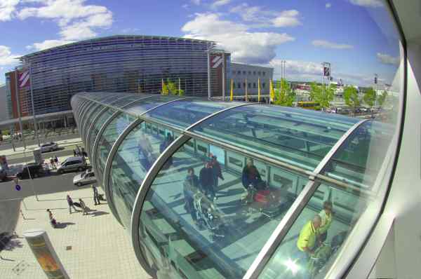 Der Skywalk verbindet am Flughafen Dresden das Parkhausmit dem Terminal