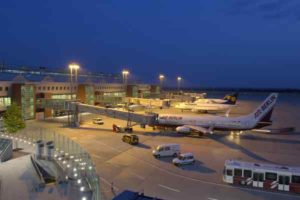 Flughafen Dresden Vorfeld bei Nacht