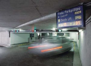 Am Flughafen Düsseldorf lotst ein modernes Parkleitsystem die Autofahrer zu freien Parkplätzen
