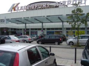 Eingang zum Terminal des Flughafens Klagenfurt