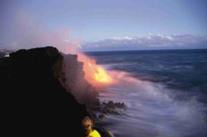 Glühende Lava fließt vor Hawaii ins Meer