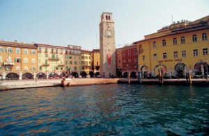Hafen und Uhrturm von Riva del Garda