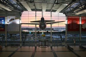 Die Wege von den Parkpätzen zum Terminal des Flughafens Rostock sind kurz.