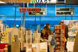 Zollfreier Einkauf am Flughafen Stuttgart im Duty-Free-Laden