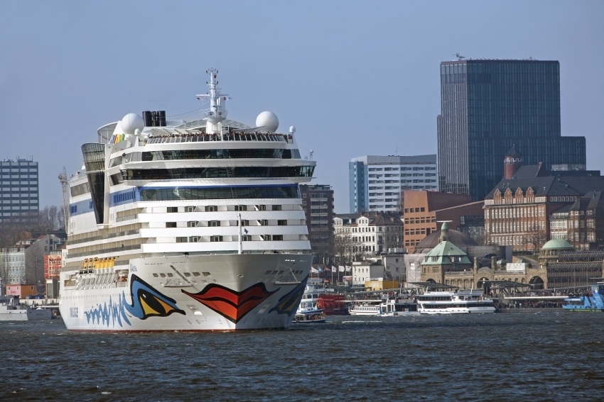 Traumschiff-Parade im Hamburger Hafen bei den Cruise Days 2012