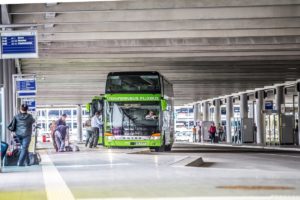 Fernbus am Busterminal Flughafen Stuttgart