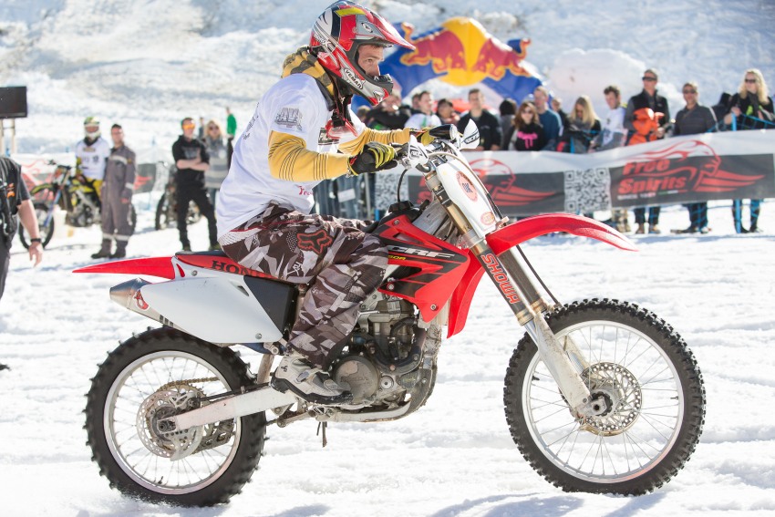 Ischgl: Mit dem Motorrad den schneebedeckten Prennerhang hinauf