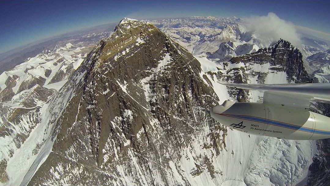 Erster Motorseglerflug entlang des Mount Everest