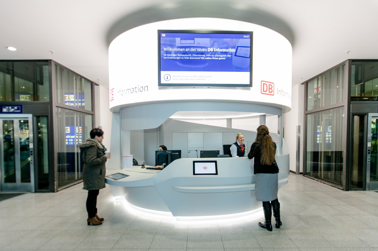 Neues Design der DBInformation im Nürnberger Hauptbahnhof