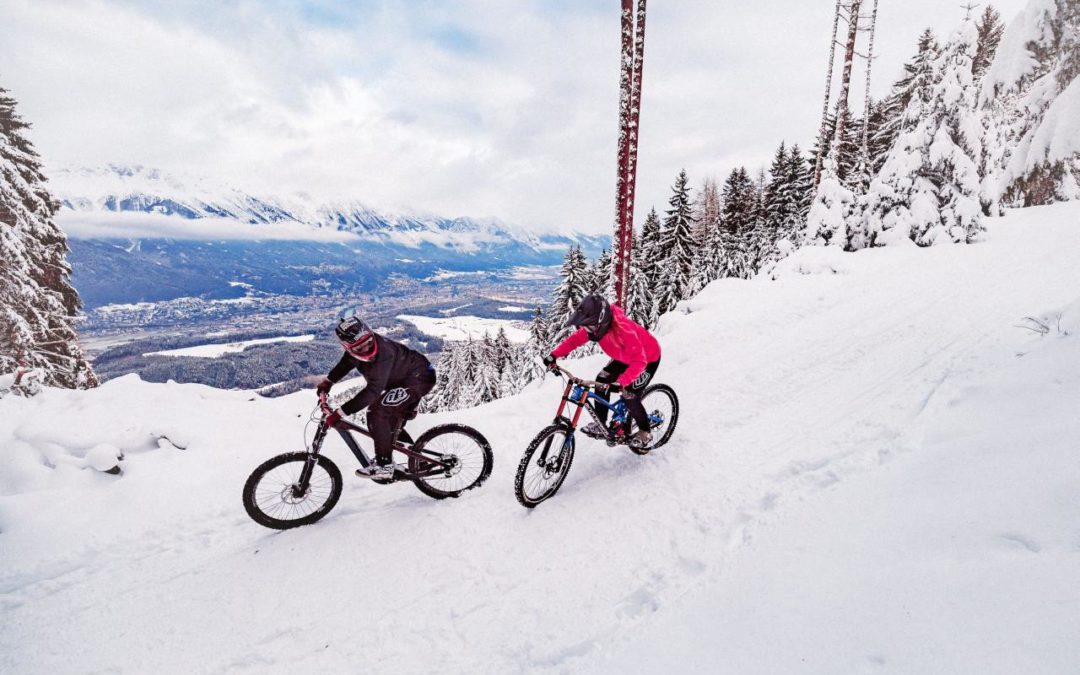 Mountainbiken auf Schnee im Bikepark Innsbruck