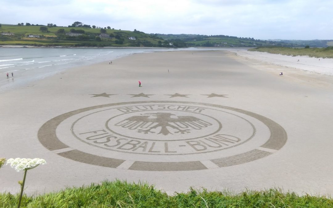 Überdimensionales DFB-Logo am Inchydoney Beach in Irland