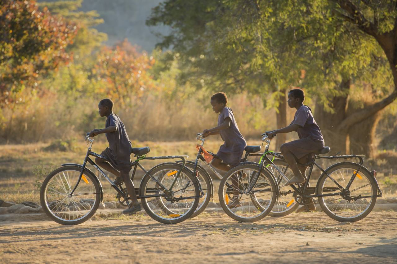 Kinder in Sambia auf dem Fahrrad