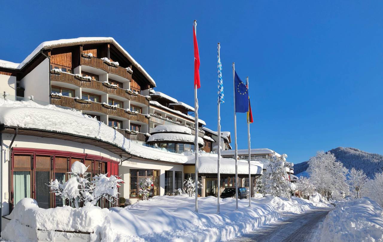 Hotel Allgäu Sonne Oberstaufen Außenansicht im Winter