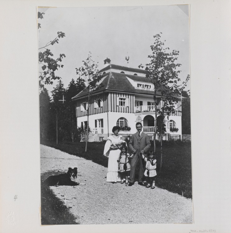 Thomas Mann und Familie vor ihrer Villa in Bad Tölz