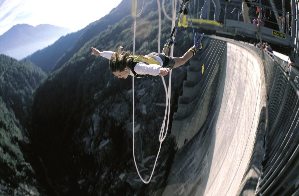 Bungee-Sprung von der Tessiner Verzasca-Staumauer wie James Bond